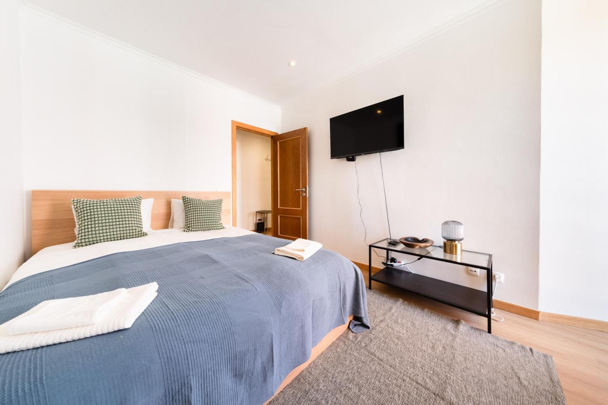 Modern 41br With Art & Tagus River Views Apartment